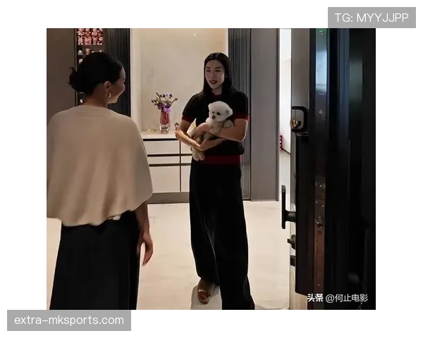 贾一凡机场照，西装配拖鞋，手提包能买我几个月房租，笑得随意像没事人